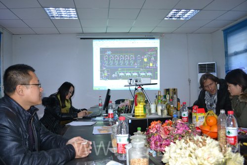 我公司張工程師帶領(lǐng)阿根廷客戶(hù)參觀我工廠(圖1)