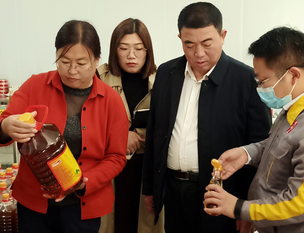 河南省農(nóng)業(yè)廳專家驗(yàn)收小組對蘭考花生基地及特香型花生油加工設(shè)備進(jìn)行綠色食品加工認(rèn)證驗(yàn)收(圖3) 河南省農(nóng)業(yè)廳專家驗(yàn)收小組對蘭考花生基地及特香型花生油加工設(shè)備進(jìn)行綠色食品加工認(rèn)證驗(yàn)收(圖3)